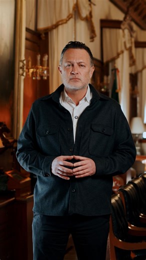 Hace un año, en #Querétaro marcamos el rumbo para proteger a niñas, niños y adolescentes en el ambiente digital. Hoy, la ley que impulsamos en ese entonces ha abierto un debate en todo México, y es un tema que se discute en todo el mundo. Con los buenos resultados que ya estamos obteniendo en nuestro estado, hago un llamado respetuoso y firme al Congreso Federal para que analice y apruebe la iniciativa que a este respecto han presentado los senadores queretanos, para seguir siendo pioneros en la