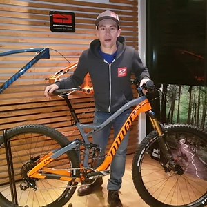 Esta NINER JET 9 RDO M quedó increíble. Solo 13 kg comprobados y una combinación de componentes increíble. Lo mejor el Precio. 💪👏👏 Te aseguro , que no hay nada por este valor en el mercado que te entregue está Relación PRECIO-CALIDAD. Valor $2.890.900 efectivo. $2.990.900 tarjeta de crédito. @macrisspa @teamrancaguabike @movistarmtb.cl @zeo_sport @nomades_bike @ninerbikes_cl #ninerbikes2019 #ninerjet9rdo #endurobikeschile #trailbikeschile #santacruzbikeschile #trekbikeschile #scottbikeschile 