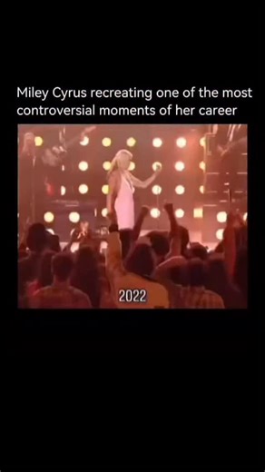 ExploringPop on Instagram: "Miley Cyrus appears to be revisiting one of the defining-and most controversial-moments of her early adult career: the 2013 MTV Video Music Awards performance with Robin Thicke. That moment, marked by bold choreography, provocative imagery, and a stark departure from her Disney-era identity, became a cultural flashpoint that ignited debate about female agency, media standards, and the pressures placed on young artists. By recreating or referencing this moment now, Mil