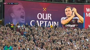 Applause rings around the London Stadium on the 16th minute for their captain fantastic, Mark Noble 👏 | Sky Sports Football