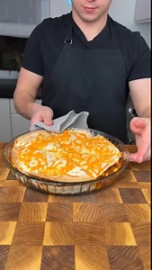 Zapiekane tortille z mięsem mielonym, warzywami i serem 🌮 Składniki na 10 sztuk: - 5 szt tortilli - 1 duża cebula - 1 papryka czerwona - 1 papryka żółta - 700 g mięsa mielonego (u mnie wieprzowina z wołowiną 50/50) - 1 puszka pomidorów krojonych - 1/2 puszki kukurydzy konserwowej - pęczek natki pietruszki - 1 łyżeczka wędzonej papryki - sól i pieprz do smaku - duża szczypta płatków chili - 3 łyżki sosu sojowego - 3 łyżki oleju - ser cheddar lub inny Na patelni przesmażam mięso mielone, dodaje p