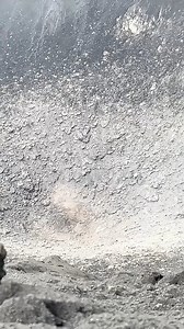 沉浸式觀賞印尼杜科諾火山爆發，超近距離感受地球的脈搏，被震撼到了 #reels #fblifestyle #杜科諾火山 #火山噴發 #震撼 | 出發吧