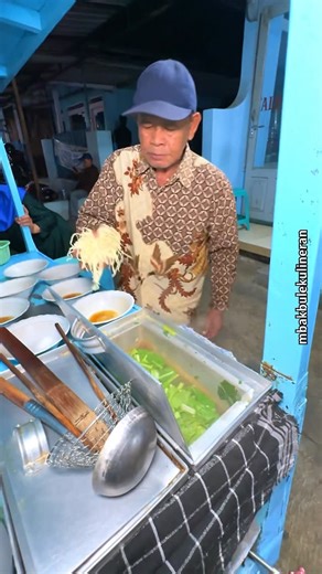 Mbak Bule Kulineran on Instagram: "MIE PANGSIT CEKER LEGENDARIS 😍✨ . Ga tau kenapa mie pangsit tuh sederhana tapi kok bisa bikin kangen dan nagih. Apalagi mie pangsit yang satu ini. Behhh nikmaattt. Terus ada toping ceker nya juga loh. Bahkan bisa beli sop ceker nya aja. Gas cobain yaa 😍✨ . 🔍 MIE PANGSIT PAK TOMIN 📍 Jl. Sidomakmur Jl. Raya Sengkaling No.73 No.20, Sengkaling, Mulyoagung, Dau, Malang Regency, East Java 65151 🗓️ Buka Setiap Hari ⏰ 17.30-22.00 WIB . ❌ NO REPOST . Ayo bestie jan
