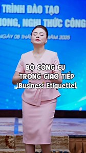 6.2K views · 80 reactions | Giao thức trong kinh doanh là bộ công cụ hữu hiệu giúp bạn vượt qua được những tình huống trong công việc một cách duyên dáng và chuẩn mực nhất. #Uravietnam #nghithuc #thanhlich #giaotiep #kynanggiaotiep #ngoaigiao #kynangmem #Dangbaotram #thanthai #quycothanhlich #daotao #phunukhichat #phongthai #tutin #lanhdao #nhansu #diningetiquette #bantiec #chatluongdichvu #dichvu #hinhanhcanhan | Đặng Bảo Trâm | Facebook
