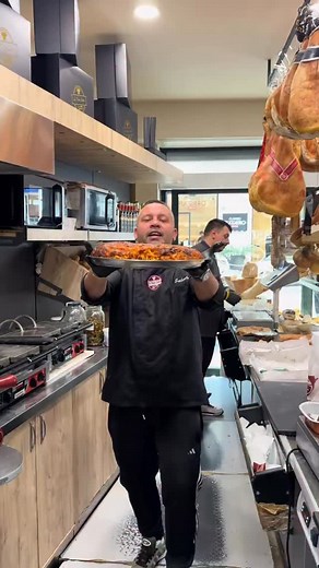 Ragazzi, oggi vi presento la nostra frittata di maccheroni rossa, firmata La Fonte Lattea. 🔥🍝 Croccante fuori, saporitissima dentro… una bomba! 👉 Si ordina minimo un giorno prima al WhatsApp 0817146121. Oppure, con lo stesso numero, potete ricevere il menù giornaliero della nostra gastronomia per vedere se la frittata è tra i primi piatti disponibili. Così potete anche prenotare una singola porzione quando c’è! 😏💥 Non fatevela scappare… #lafontelattea #napoli #rosettonacaldaecroccante #viam