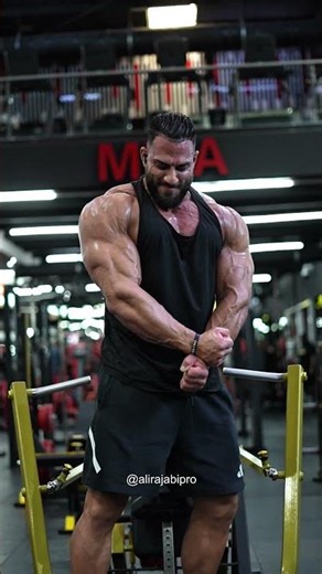 Pro Bodybuilder Flexing Session 🏆 #gym #muscle #motivation