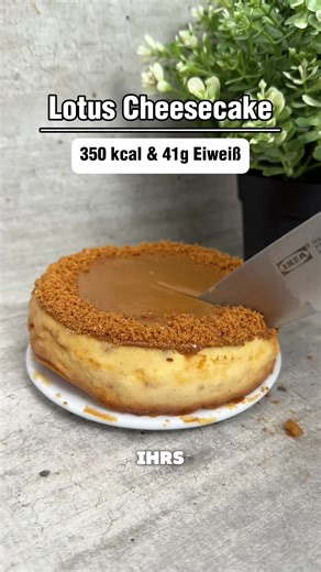 Anzeige / 🍰 Inas Lotus-Käsekuchen – cremig, proteinreich & absolut alltagstauglich Ja, der schmeckt nach Dessert. Nein, der sprengt keine Kalorienbilanz. 40 g Eiweiß bei nur 350 kcal – genau so geht Genuss mit Plan. Wenn du abnehmen willst, aber nicht bereit bist, auf Süßes zu verzichten: 👉 Das ist dein Rezept. ⸻ 📝 Zutaten (1 Kuchen) \t•\t150 g Magerquark \t•\t80 g Frischkäse light (0,2 % Fett) \t•\t20 ml Cremefine 7 % \t•\t1 kleines Ei \t•\t10 g Vanille-Puddingpulver \t•\t1 Portion Chunky Fl