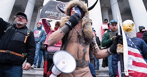 "L'homme aux cornes" de l'assaut du Capitole a bien changé: diagnostiqué comme souffrant de troubles mentaux, il vise un poste de gouverneur