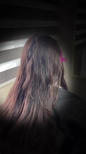 🌿 Beneficios del alaciado progresivo ✨ 1. Reduce el frizz de forma gradual No deja el cabello rígido ni “tieso”. Controla el frizz poco a poco, respetando la forma natural del cabello. ✨ 2. Cabello más manejable Facilita el peinado diario: menos tiempo con la plancha menos calor menos esfuerzo Ideal para cabellos rebeldes, ondulados o con volumen excesivo. ✨ 3. Aporta brillo y suavidad Un alaciado progresivo bien hecho: sella la cutícula refleja más luz deja el cabello visiblemente más sano ✨ 4