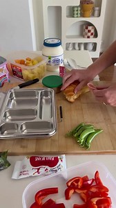 Making a eco-friendly and waste free lunch for yourself has never been easier than with our Stainless Steel Lunchbxoes 🍃 Stainless steel is a strong and durable material that can withstand wear and tear, making it an ideal choice for a lunch box that will be used daily. Unlike plastic or glass containers, stainless steel lunch boxes are less likely to break, crack, or shatter. This means you won't have to replace your lunch box as often, saving you money and reducing waste. 👏🏼 Unlike some oth