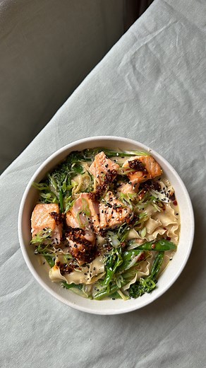 A 20 minute lemongrass, coconut and miso soupy noodle bowl with pan fried salmon, which you could of course sub for tofu or chicken or whatever you prefer. This was absolutely sublime and is perfect for whilst its still chilly outside! Comforting, wholesome and delicious! Ingredients: 1/2 a shallot 2 inch piece of ginger 1 lemongrass stalk 3 garlic cloves Handful of mangetout Handful of broccoli 1 can of coconut milk 2 tsp white miso paste 2 nests of noodles 2 salmon fillets Spring onion, sesame