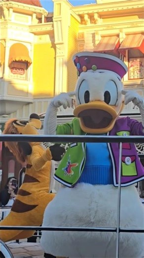 Disneyland Paris, No need to fight! Donald is the winner! A Million Splashes of Colour