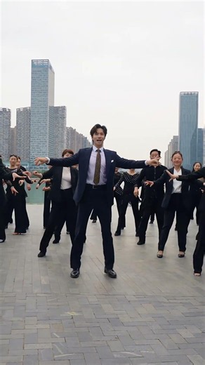 今天来合肥天鹅湖与百人共舞恰恰，开心快乐每一天！ #用舞蹈打开这座城 #拉丁舞 #不要在我寂寞的时候说爱我 #王征扬拉丁舞 #抖音潮流舞蹈地图 @抖音小助手 @DOU+小助手