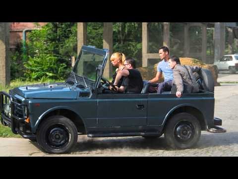 Um filme de ação cheio de suspense com uma rapariga bonita, em português