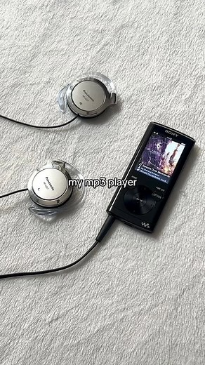 volpe 🦇 on Instagram: "model is sony walkman nwz-e354! there’s still so many albums i need to download #2000s #mp3 #mcr #mychemcialromance #techtok"