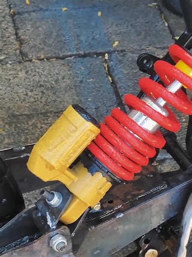 instalación de monoshock de pulsar lateral en vento rocketman 250 cafe racer inspirada en el jefe maestro de Halo #motos #biker #caferacer #scrambler #scrambler