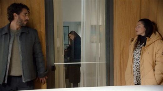 GZSZ-Folge 8211 vom 7. Februar 2025 auf RTL+: Emily und Tobias dringen in Katrins Wohnung ein