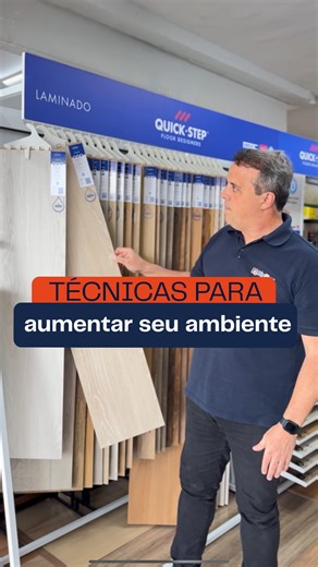 ✨Ambiente pequeno pede escolha certa. E o piso faz mais diferença do que muita gente imagina. Tons claros ajudam a refletir a luz, deixam o espaço mais leve e criam a sensação de que o ambiente é maior do que realmente é. Branco, bege e acinzentados funcionam muito bem quando a ideia é ampliar visualmente. No vídeo mostramos opções da Quick-Step que, além desse efeito visual, ainda têm resistência à água — o que traz mais tranquilidade no dia a dia. As cores mostradas no vídeo foram: *QuickStep 