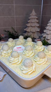 RAFFAELLO TIRAMISU 🥥🤍 Ljuvligt god och enkel att göra. Dessutom helt perfekt att förbereda dagen före servering! 😍 𝐑𝐄𝐂𝐄𝐏𝐓 ⬇️ Du behöver en rektangulär glas, porslin eller bakform om ca 15x25cm. 𝐈𝐧𝐠𝐫𝐞𝐝𝐢𝐞𝐧𝐬𝐞𝐫 - Fyllning - Mascarpone eller färskost, 350g - Vispgrädde, 5dl - Florsocker, 1dl - Vaniljsocker, 1msk - Sötad kondenserad mjölk, 2dl - Vit choklad, 100g - Raffaellobollar, 8-10st 𝐈𝐧𝐠𝐫𝐞𝐝𝐢𝐞𝐧𝐬𝐞𝐫 - Kex - Savoiardikex, 200g (24st) - Kokosmjölk eller vanlig mjölk, 2