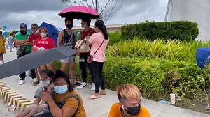 Sitwasyon ng mga magpapabakuna sa The Tent Vaccination Center sa Las Piñas City. May 1,200 doses ng COVID-19 vaccine sa lugar ngayong araw. | Tina Panganiban-Perez/GMA News Bisitahin ang www.gmanews.tv para sa mga balita ngayong araw. | GMA News