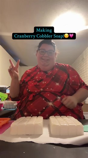Making Cranberry Cobbler Soap!☺️💗 craftyslaughter.com | Soap Making