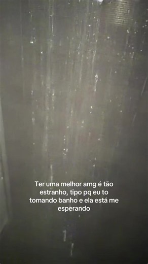 Por que é estranho quando a melhor amiga espera você tomar banho?