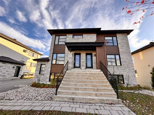 🏡 NOUVEAUTÉ À SAINT-JÉRÔME – Triplex 2016 style condo ! Superbe triplex de 3 logements, tous composés de 3 chambres à coucher et de grands espaces à aire ouverte, construit en pierre et aluminium. Situé dans un secteur recherché et paisible en rond-point, cet immeuble récent offre un revenu actuel d’environ 53 000 $, avec un potentiel d’optimisation jusqu’à près de 60 000 $ 💰 👉 Occupation possible au niveau terrasse, idéal pour propriétaire occupant ou investisseur. Excellents locataires, imm