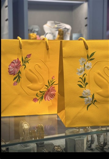 Elevating Swarovski packaging with hand-painted details✨@swarovski FOR BOOKINGS AND ENQUIRIES: • Email: mariyambinabeel@gmail.com o: 971-589577644 #dubaicalligrapher #خطاطة #خطاط #weddingartist #abudhabi https://www.instagram.com/calligra.beee?igsh=Yzg5Zzd4OGV1bG1l