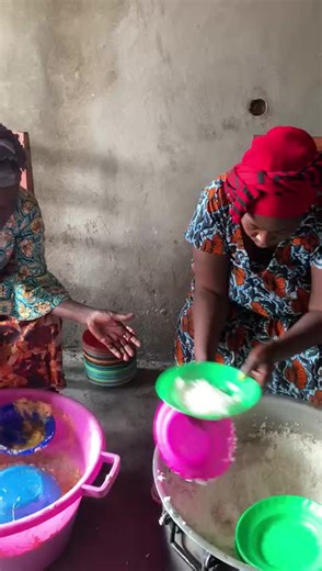 Nous disons merci beaucoup à la Fondation Walikale Together pour la continuité de l’aide apportée aux enfants orphelins et déplacés par la guerre à Goma, Sake, au Nord-Kivu, en République Démocratique du Congo. Nous adressons un très grand merci à notre sœur Chantal Annie Ntalemwa , depuis Manchester, pour avoir mobilisé des personnes afin d’acheter des sacs, dont l’argent a servi à fournir de la nourriture aux enfants. Nous remercions également toute personne qui s’est engagée en achetant ces s