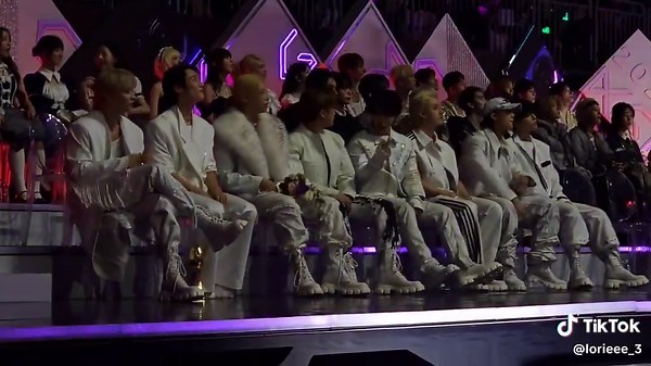 STRAY KIDS and UNIS React to AHOEF's Cover Performance