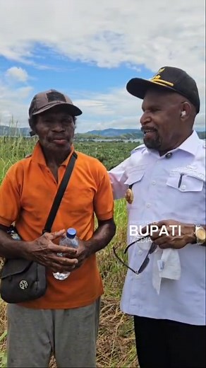 823K views · 62K reactions | Bapa BUPATI KAB. Jayapura bertenu Teman satu bangku Sekolah SMP NEGRI 2 SENTANI... ADA HAL YG BUAT SAYA TERHARUH BAPA BUPATI KATAKAN KAWAN HARI INI KO PU TEMAN SAYA SUDAH JADI BUPATI.. ah sio.. | Dasin Kogoya | Facebook