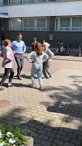 Eesti rahvatantsijad ja koorilauljad on meile väga sooja tunde jätnud, mistõttu on paljud meist ka homme publiku seas Eesti noorte XIII Laulu- ja tantsupidu vaatamas ning kaasa elamas. Kaerajaan ei ole küll sel aastal tantsupeo repertuaaris, aga meiegi tahtsime festivali peomelust ja lõbust osa saada. Kuidas teile tundub, kas meil tuli hästi välja? | U.S. Embassy Tallinn, Estonia