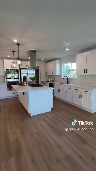 Enjoy comfortable living in one of San Diego’s most desirable coastal communities, with convenient access to beautiful beaches, restaurants, shopping, parks, and UC San Diego. A great choice for students, professionals, and anyone seeking a peaceful yet well-connected neighborhood. For more information or to schedule a tour, please check my bio for contact details and reach out directly. #lajollasandiego #sandiegorealestate #california #apartmenttour #Foryou