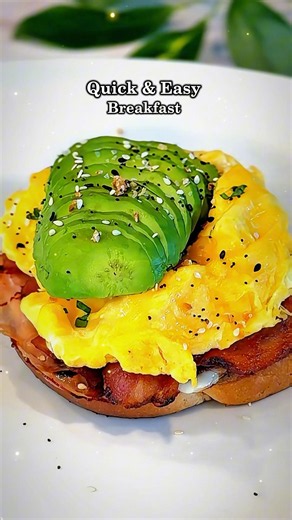 🍳🥓Quick & Easy Egg Bacon Avocado Breakfast Sandwich |High-Protein Healthy Tomato Egg Toast Recipe