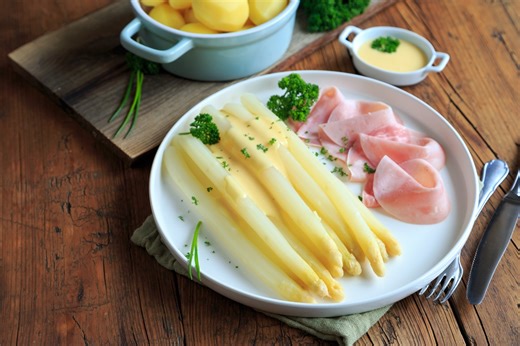 Mit Schinken und Sauce hollandaise: Spargel mal ganz klassisch
