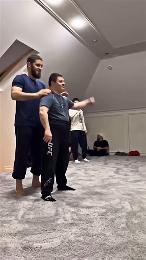 khamzat borz 🐺 on Instagram: "1997년 개봉한 영화 Titanic은 잭과 로즈의 운명적인 사랑을 통해 비극 속에서도 오래 남는 감정의 깊이를 보여주는 작품입니다. 화려한 연출보다 인물의 감정에 더 집중한 제임스 카메론 감독의 스타일은 지금 다시 봐도 묘하게 가슴을 울리죠. 배가 침몰하는 장면이 아닌, 두 사람이 서로를 바라보던 순간들이 더 강하게 기억에 남는 영화이기도 합니다. 이 감정을 완성해주는 곡이 바로 셀린 디온의 *“My Heart Will Go On”*입니다. 처음 들으면 잔잔한데, 어느 순간 자연스럽게 가슴이 벅차오르는 느낌을 줍니다. 특히 후반부의 고조되는 보컬은 영화 속 잭과 로즈의 마지막 장면과 겹쳐지면서 괜히 마음이 서늘해지기도 하고요. 많은 분들이 “이 노래가 나오면 왜 그 장면이 자동으로 떠오르는지 모르겠다”고 말하는데, 그만큼 영화와 음악이 자연스럽게 얽혀 있는 곡입니다. 1998년 아카데미 주제가상을 비롯해 여러 상을 휩쓴 건 단