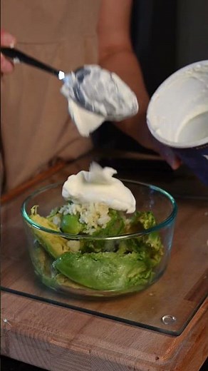 Simple 5-Minute Healthy Guacamole You’ll Want to Make Every Week 🥑