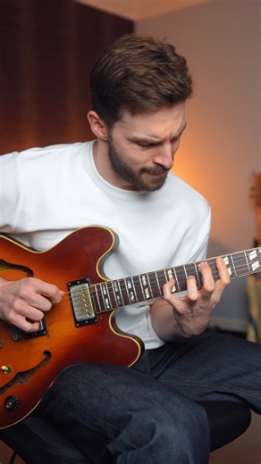 Some technical practice to warm up the hands! 🔥 This pattern reorganises the scale in diatonic 5ths, using octave displacement to keep it within a playable range on the fretboard. I find exercises like this very musical as they can help generate modern melodic patterns. I often revisit them whenever I feel my technique needs some work. 🎸 The full study of this ‘Vertical Scales’ concept is available on my Patreon page. ✅ | Robbie Barnby