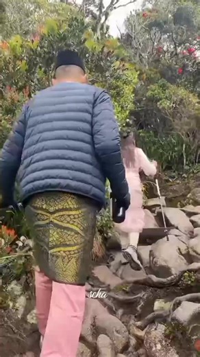 Gunung Kinabalu: Kisah Cinta Bella dan Syed Saddiq