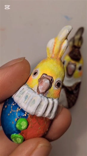 ReN | 制作過程・着彩完了 「オカメインコ」⁡ ⁡⁡ ⁡オシャレなオカメインコ達です。⁡ リボンやボタンなど、オシャレ要素は粘土を盛り上げてレリーフにしています。⁡ ⁡⁡ ⁡ピエロと探偵とバーテンダー(? )⁡ ⁡それぞれにキラキラな絵の具で装飾を描いてます。⁡ ⁡⁡... | Instagram