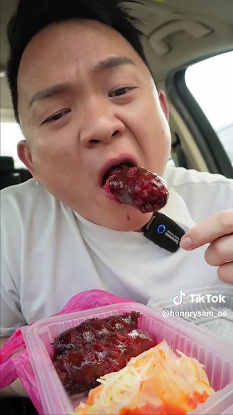 Replying to @rinezokda Trying Sosej Tongmo! REALLY GOOD OR NOT? #sosejtongmo #beefsausage #foodreview #hungrysam #reallygoodornot #MakanLokal #foryoumalaysia #oe杰青商学院