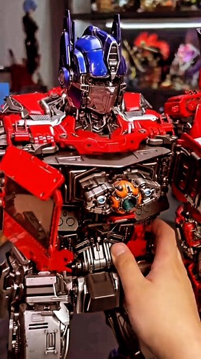 Daniel Filius⭐ | O Transformer mais espetacular que você já viu, ANIMAL!!! By @the.igen.techie #transformers #optimusprime #robot #collection #miniatures... | Instagram