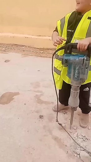 #Mini construction worker 😂🤣(Saudi n****** boy)🇧🇩😎🤣 | Eva's Mom Vlogs