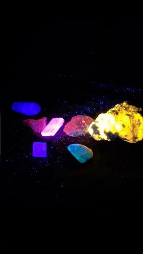 Black Light vs UV Light for gems and minerals 2! #science #gemstone #geology