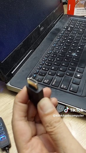 #caphdmi #unigen Bạn dùng laptop màn hình nhỏ. Nhưng lại muốn sử dụng màn hình lớn hơn? Hãy xem từng bước hướng dẫn cách sử dụng màn hình lớn cắm ngoài đối với laptop nha. Cách này có thể áp dụng cho cả màn hình từ laptop sang Tivi nhé. Đầu tiên. Cắm dây HDMI vào đằng sau màn hình máy tính, Hoặc tivi. Bước này nhớ nhìn kỹ chiều của cáp HDMI nhé. Cắm đầu còn lại của dây HDMI vào máy tính. Tiếp theo. Thảo tác trên máy tính, lần lượt theo từng bước. Bấm Start trên thanh công cụ, vào hình bánh răng,