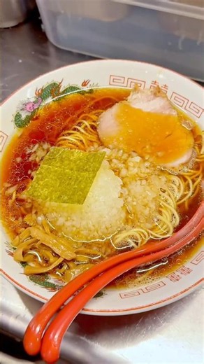 We’re at Hachioji Ramen Yoshida in Hachioji City, Tokyo, where we see how they make onion ramen 🧅🍜