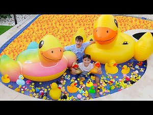 On remplit la piscine de canards en plastique ! (presque 😂)