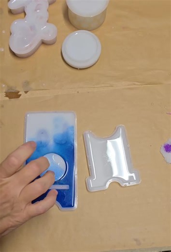 A baseball inspired resin phone and tablet stand made for donation to a local animal rescue. #baseball #losangeles #dodgers #homedecor #resin