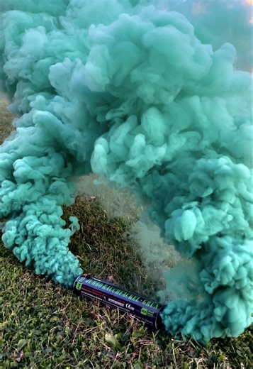 Gutes Wetter und XXL Rauchbombe #smoke #greens #viralvideos #fireworks #grass