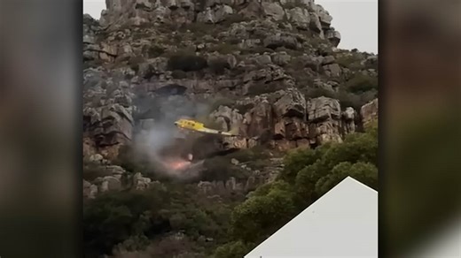 Νότια Αφρική: Πυροσβεστικό ελικόπτερο συντρίβεται σε βουνό - Documento